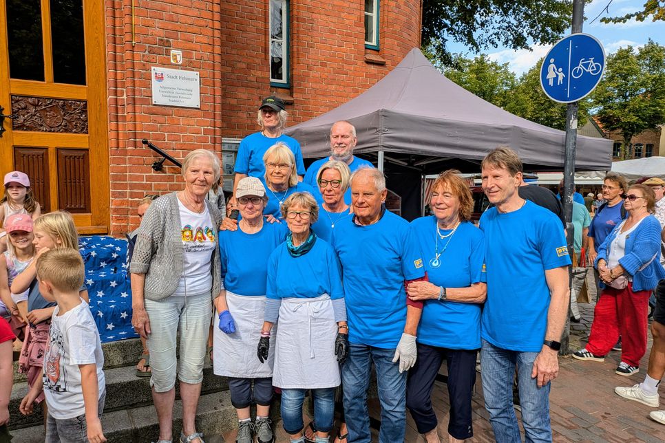 das Team des Fehmarner Freundeskreises im Eiheitsoutfit