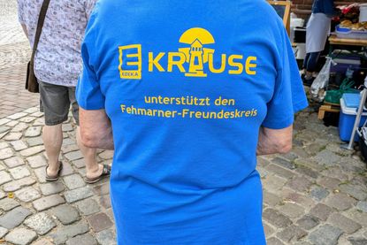 Monika Wohlgemuth mit ihrem gesponserten T-Shirt