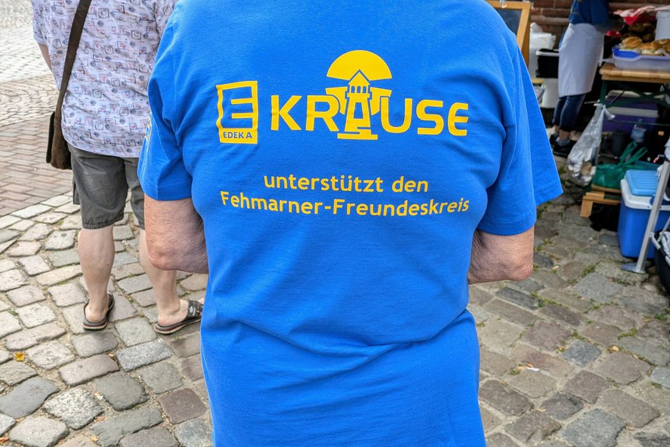 Monika Wohlgemuth mit ihrem gesponserten T-Shirt