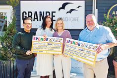 Tung Truong vom „Grande Beach Café“ (links) übergibt die Spende in Höhe von 11.800,30 Euro – im Beisein von Bürgermeisterin Bettina Schäfer – an die Grundschulkoordinatorin Bettina Zöllner (Pönitz) und den Scharbeutzer Schulleiter Stephan Wiese (rechts).