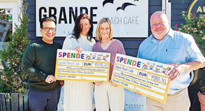 Tung Truong vom „Grande Beach Café“ (links) übergibt die Spende in Höhe von 11.800,30 Euro – im Beisein von Bürgermeisterin Bettina Schäfer – an die Grundschulkoordinatorin Bettina Zöllner (Pönitz) und den Scharbeutzer Schulleiter Stephan Wiese (rechts).