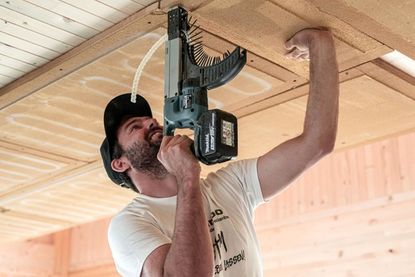 Deckenheizungen mit Lehmputz-Trockenbauplatten sind ideal für den Umstieg auf eine Wärmepumpe im Eigenheim. Versierte Heimwerker können sie ohne weiteres selbst einbauen.