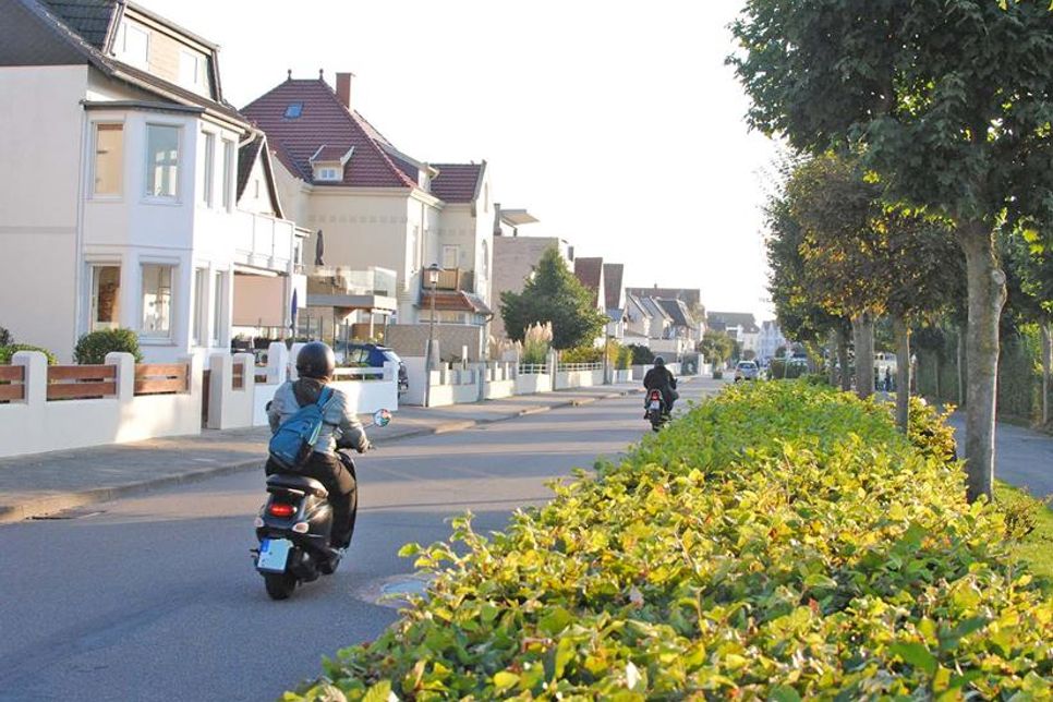 Der Strandweg in Laboe, in der viele ältere Häuser stehen.