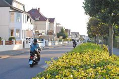 Der Strandweg in Laboe, in der viele ältere Häuser stehen.