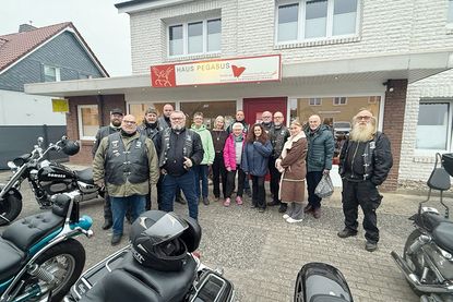 Die Mitglieder des MSC Ratekau haben jetzt ihre gesammelten Spendengelder an die Ehrenamtler in Pandorf übergeben.