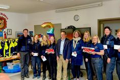 Bürgermeister Sebastian Rieke (Mitte) gratulierte den 55er Löschlöwen zum dritten Geburtstag.