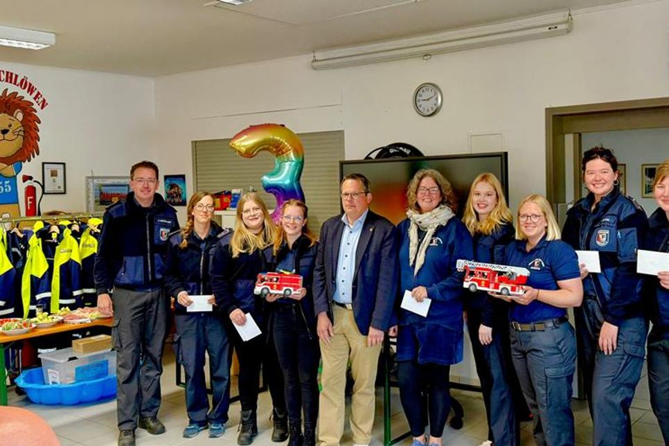 Bürgermeister Sebastian Rieke (Mitte) gratulierte den 55er Löschlöwen zum dritten Geburtstag.
