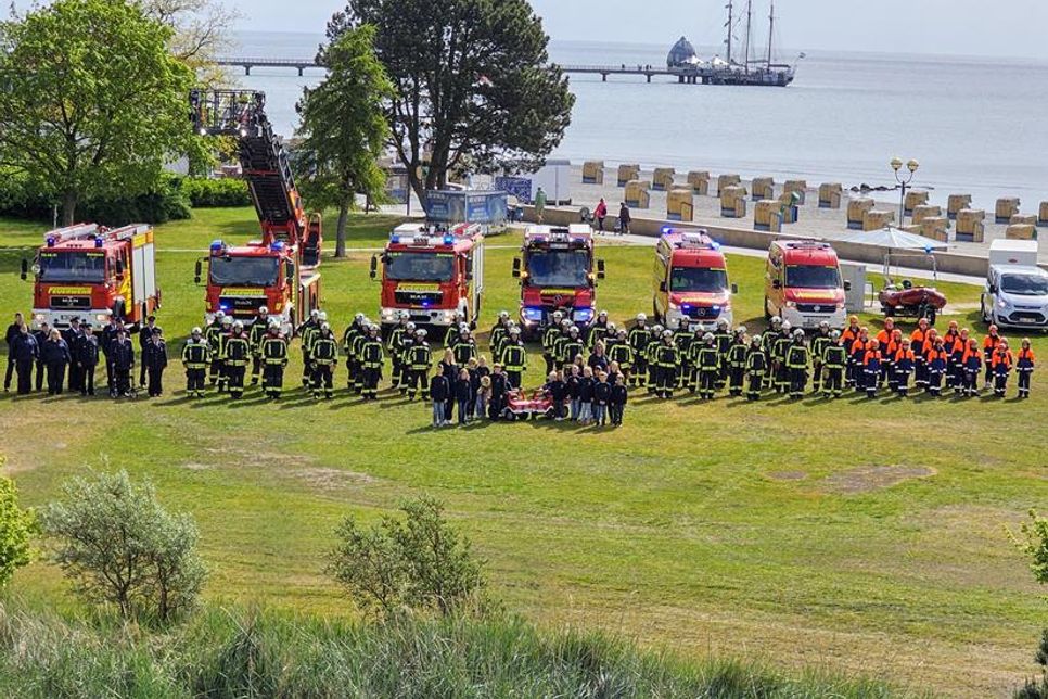 Einsatzabteilung, Kinder- und Jugendfeuerwehr sowie die Verwaltungs- und Ehrenabteilung wurden beim Fotoshooting in Szene gesetzt.
