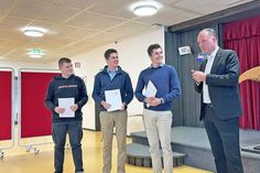 Die Siegergruppe „Airnergy“ mit Tristan Kraft, Leonard Bach und Julian Bach wurde von Landrat Björn Demmin gewürdigt.