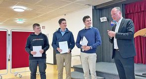 Die Siegergruppe „Airnergy“ mit Tristan Kraft, Leonard Bach und Julian Bach wurde von Landrat Björn Demmin gewürdigt.