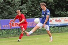 Johann Schneekloth (links) spielt den Kieler Leon Parduzi aus und flankt in den Strafraum.
