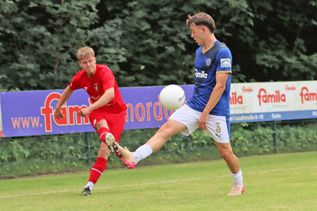 Johann Schneekloth (links) spielt den Kieler Leon Parduzi aus und flankt in den Strafraum.
