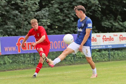 Johann Schneekloth (links) spielt den Kieler Leon Parduzi aus und flankt in den Strafraum.