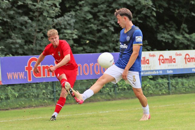 Johann Schneekloth (links) spielt den Kieler Leon Parduzi aus und flankt in den Strafraum.