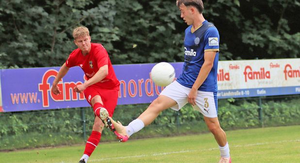 Johann Schneekloth (links) spielt den Kieler Leon Parduzi aus und flankt in den Strafraum.