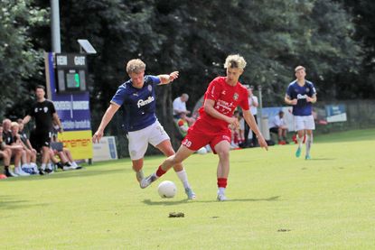 Lasse Schröder setzt sich im Zweikampf gegen seinen Kieler Gegenspieler durch.