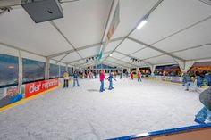 In diesem Jahr ist die Eisbahn auf der Wiese Uferstraße größer denn je.