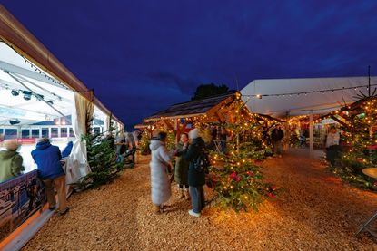 Ein beliebter Treffpunkt im winterlichen Ambiente ist im und vor dem beheizten Almhüttenzelt.