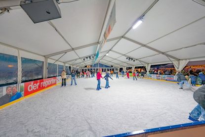 In diesem Jahr ist die Eisbahn auf der Wiese Uferstraße größer denn je.