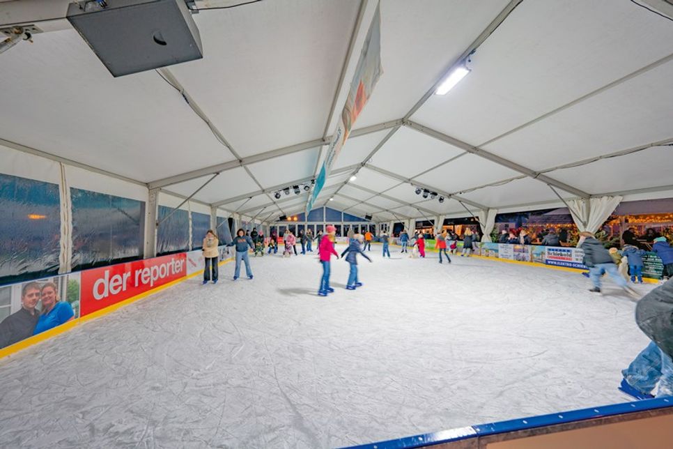 In diesem Jahr ist die Eisbahn auf der Wiese Uferstraße größer denn je.
