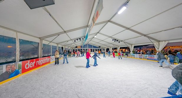 In diesem Jahr ist die Eisbahn auf der Wiese Uferstraße größer denn je.