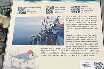 So sehen die Informationstafeln aus, die zu vielen Themen grundlegendes Wissen vermitteln. Zudem sind QR-Codes abgebildet. Mit einem Smartphone kann man sich in weiterführende Multimedia-Dokumentationen vertiefen .