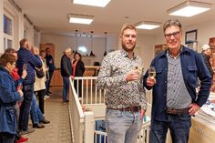 „Wer noch nicht dabei war, hat etwas verpasst“: Knut Lindau (rechts) und Sohn Lars freuen sich über viele gutgelaunte Gäste der 6. Schönberger Kulturnacht nach der Corona-Pandemie.
