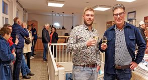„Wer noch nicht dabei war, hat etwas verpasst“: Knut Lindau (rechts) und Sohn Lars freuen sich über viele gutgelaunte Gäste der 6. Schönberger Kulturnacht nach der Corona-Pandemie.
