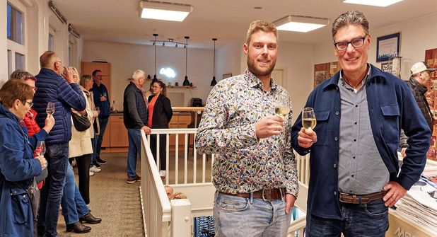 „Wer noch nicht dabei war, hat etwas verpasst“: Knut Lindau (rechts) und Sohn Lars freuen sich über viele gutgelaunte Gäste der 6. Schönberger Kulturnacht nach der Corona-Pandemie.