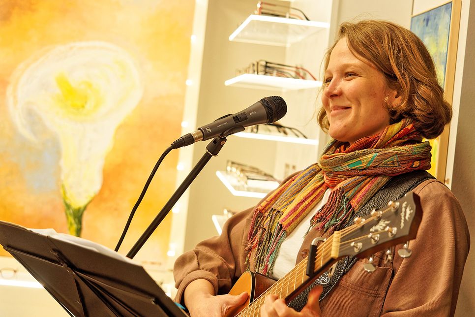 Feine Töne: Bei „Weitblick Augenoptik“ bezaubert die Lyrikerin und Musikerin Lena Finck-Stoltenberg ihr Publikum mit berührenden Versen und Songs.