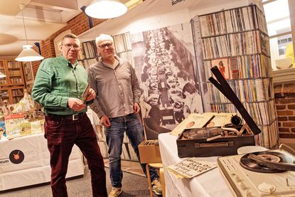 Drehmoment: Der Schönberger Heiko Trester (links) und sein Preetzer Kollege Frank Albrecht vom „Deutschen Schallplattenmuseum“ in Nortorf begeistern ihr Publium im Kindheitsmuseum mit Schellack und kratzenden Grammophonnadeln.
