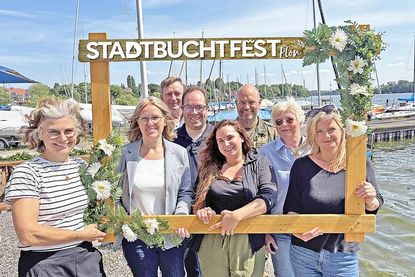 Stellten das Festprogramm kürzlich vor (von links): Babette Otto (Tourist Info Plön), Bürgermeisterin Mira Radünzel, Rüdiger Jantzen von der Förde Sparkasse, Bürgervorsteher Thure Koll, Lina Lange (Tourist Info Plön), Fregattenkapitän Christian Riechelmann von der MUS, PSV-Vorsitzende Imke Langfeldt und Tourismuschefin Caroline Backmann.
