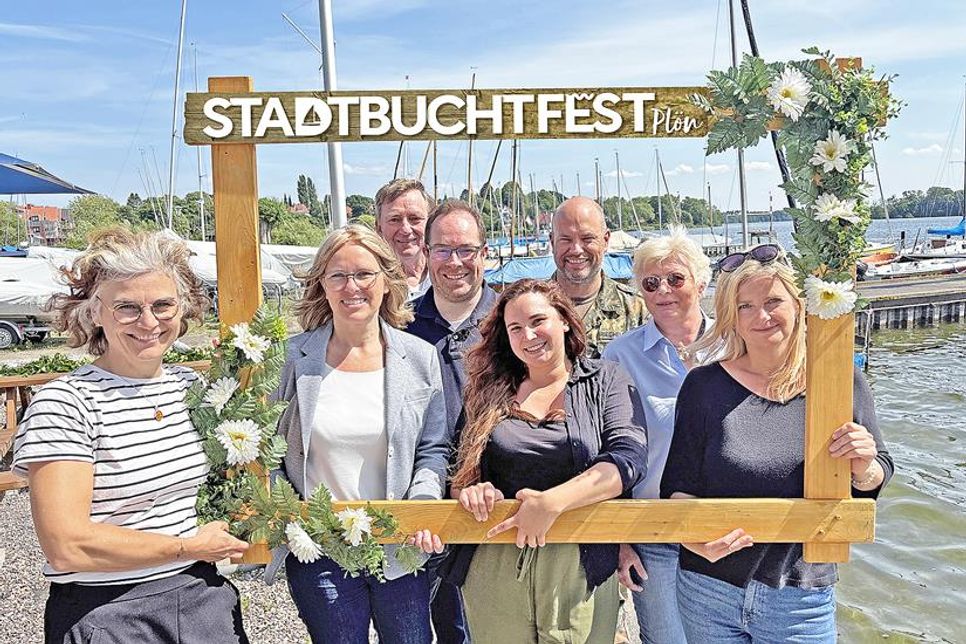 Stellten das Festprogramm kürzlich vor (von links): Babette Otto (Tourist Info Plön), Bürgermeisterin Mira Radünzel, Rüdiger Jantzen von der Förde Sparkasse, Bürgervorsteher Thure Koll, Lina Lange (Tourist Info Plön), Fregattenkapitän Christian Riechelmann von der MUS, PSV-Vorsitzende Imke Langfeldt und Tourismuschefin Caroline Backmann.