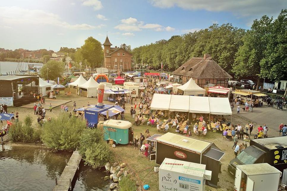 Das Festgelände an der Eutiner Straße Wassersportfreunde, Musikliebhaber und Gourmets gleichermaßen etwas zu bieten. 	Fotos: hfr