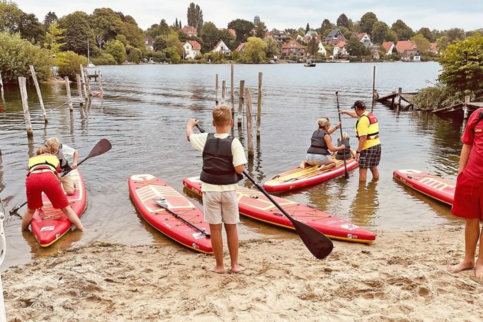Auch an der Trendsportart Stand-Up-Paddling können sich große und kleine Besucher versuchen.