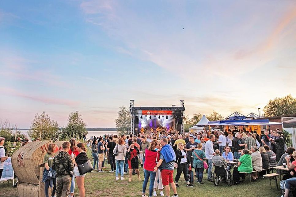 An allen drei Veranstaltungstag ist auf der Sparkassen-Seebühne Programm bis zum späten Abend.