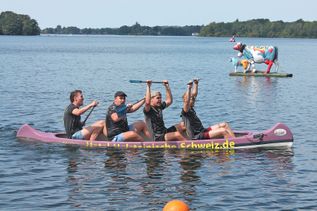 Auch wenn das Kanu etwas Tiefgang hatte, konnten Johann Scharf, Fynn Nitsche, Philipp Laschinsky und Joel Erdmann (v.l.) den ersten Platz im Kanu-Vierer erringen.