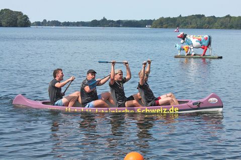 Auch wenn das Kanu etwas Tiefgang hatte, konnten Johann Scharf, Fynn Nitsche, Philipp Laschinsky und Joel Erdmann (v.l.) den ersten Platz im Kanu-Vierer erringen.