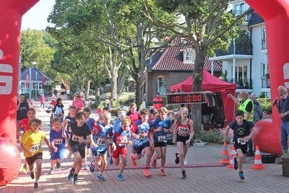Der ehemalige TSV-Vorsitzende Reinhard Schröder (gelbe Weste) gibt den Startschuss zum Kinderlauf, Harald Kitzel (re.) kommentiert.