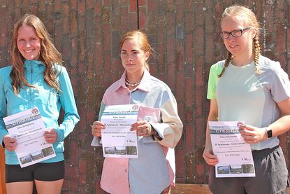 Alina Königsberg holte sich den ersten Platz bei den Frauen über elf Kilometer vor Alina Esmann und Anna Nehrmann (v.l.).