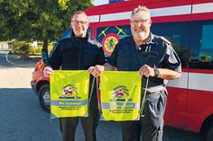 Gemeindejugendfeuerwehrwart Mirco Babin und Gemeindewehrführer Thomas Scharbau mit den Sportbeuteln, die sie kostenlos an die Erstklässler verteilt haben.