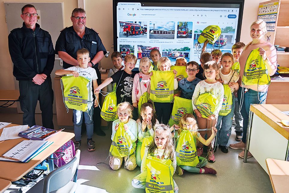 Die Schülerinnen und Schüler der Klasse 1b freuen sich mit ihrer Klassenlehrerin Laura Neckin über den Besuch der Feuerwehr und bedankten sich für das tolle Geschenk.