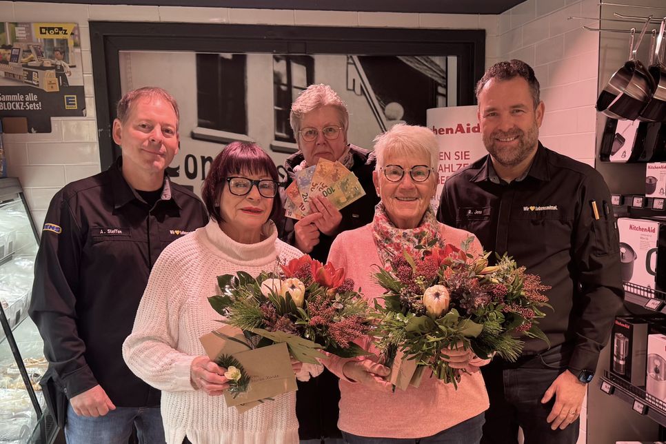 Beim Abschied sowie dem Überreichen des Geldes an die Tafel: Heinke Hardt und Erika Drafz (vorn), sowie (hinten von links nach rechts) Marktleiter André Steffen, Angelika Fleth und Reimer Jens.