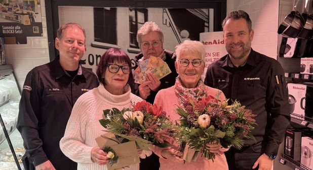 Beim Abschied sowie dem Überreichen des Geldes an die Tafel: Heinke Hardt und Erika Drafz (vorn), sowie (hinten von links nach rechts) Marktleiter André Steffen, Angelika Fleth und Reimer Jens.