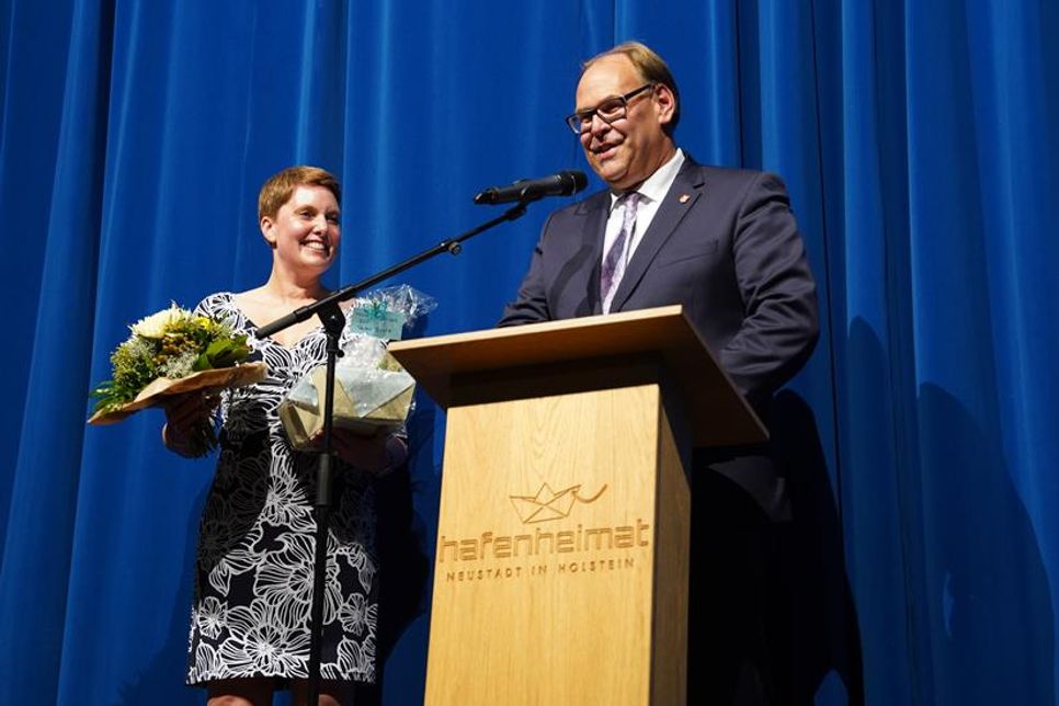 Bürgermeister Mirko Spieckermann überreichte die Dankespräsente für den Theaterbegründer Peter Grotz stellvertretend an desssen Tochter Maraike Ehlert.