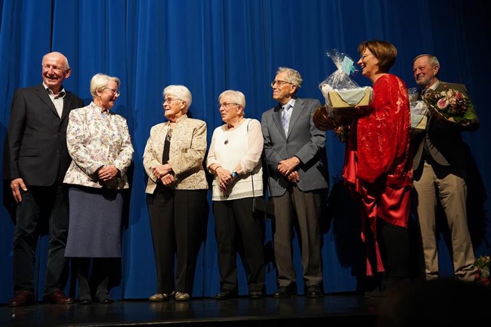 Bürgervorsteher Heirich Holtfester (re.) und Kulturamtsleiterin Beate Weidemann (2. v. re.) bedankten sich bei fünf Abonennten der ersten Stunde für ihre Treue.