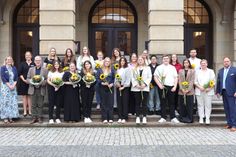 Der neue Ausbildungs- und Studienjahrgang 2025 sowie die diesjährigen Absolventen der Kreisverwaltung Ostholstein trafen sich am Kreishaus in Eutin zum Gruppenfoto.