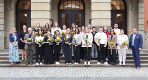 Der neue Ausbildungs- und Studienjahrgang 2025 sowie die diesjährigen Absolventen der Kreisverwaltung Ostholstein trafen sich am Kreishaus in Eutin zum Gruppenfoto.