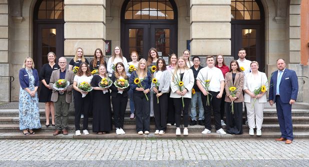 Der neue Ausbildungs- und Studienjahrgang 2025 sowie die diesjährigen Absolventen der Kreisverwaltung Ostholstein trafen sich am Kreishaus in Eutin zum Gruppenfoto.