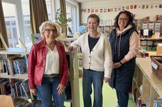 Vorstandsvorsitzende der Bürgerstiftung Region Neustadt Rita Beinhölzl mit der Koodinatorin der Lesepaten Ulrike Kohlmorgen und Vorstandsmitglied der Stiftung Anja Hartmann (v. lks.).